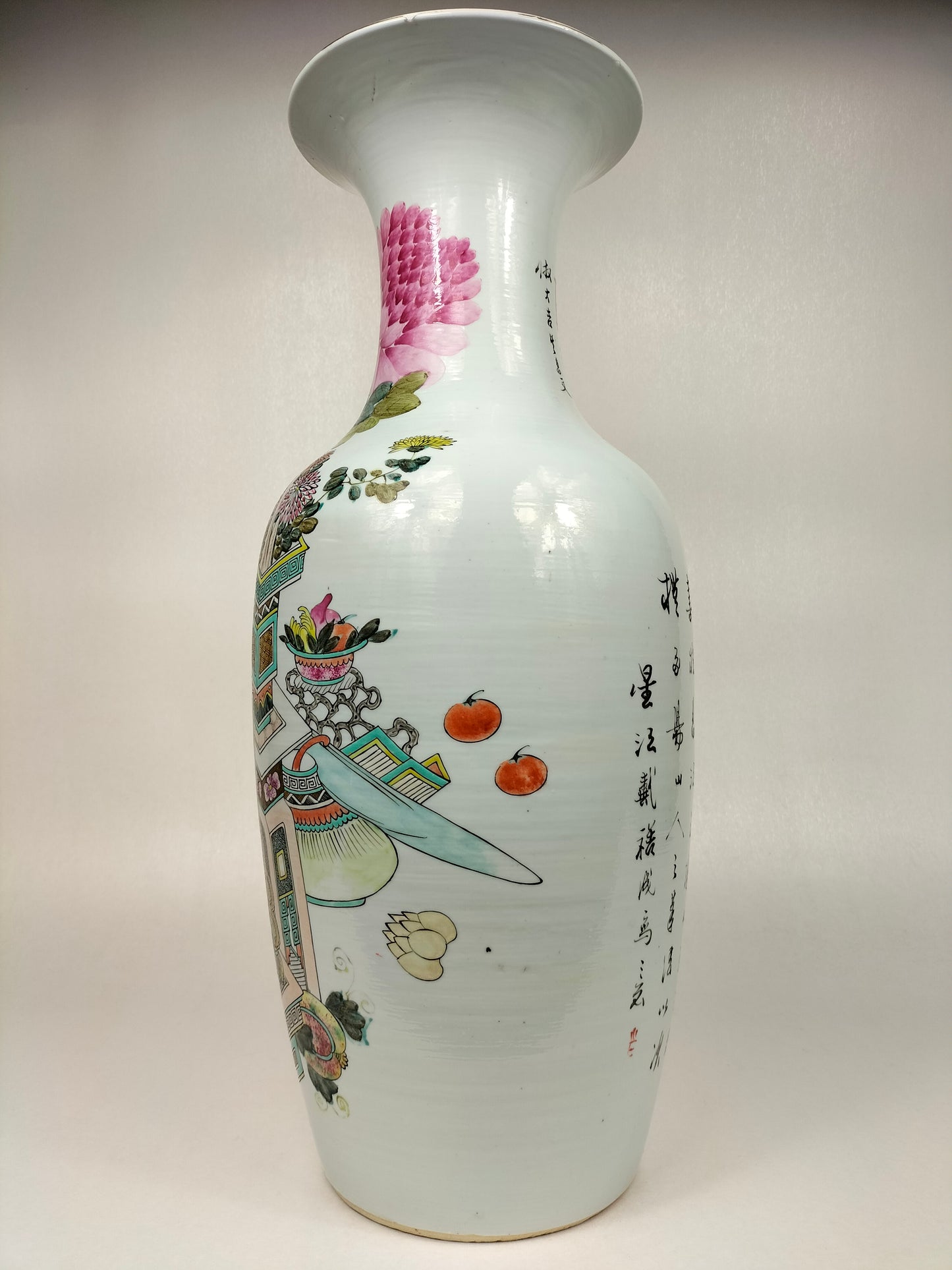 Large antique Chinese qianjiang cai vase decorated with antiquities // Qing Dynasty - Ca. 1900