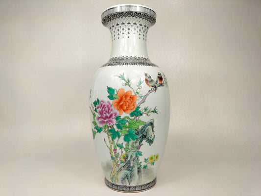 مزهرية وردة عائلية صينية مزينة بالطيور والزهور // جينغدتشن - علامة تشيان لونغ - القرن العشرين