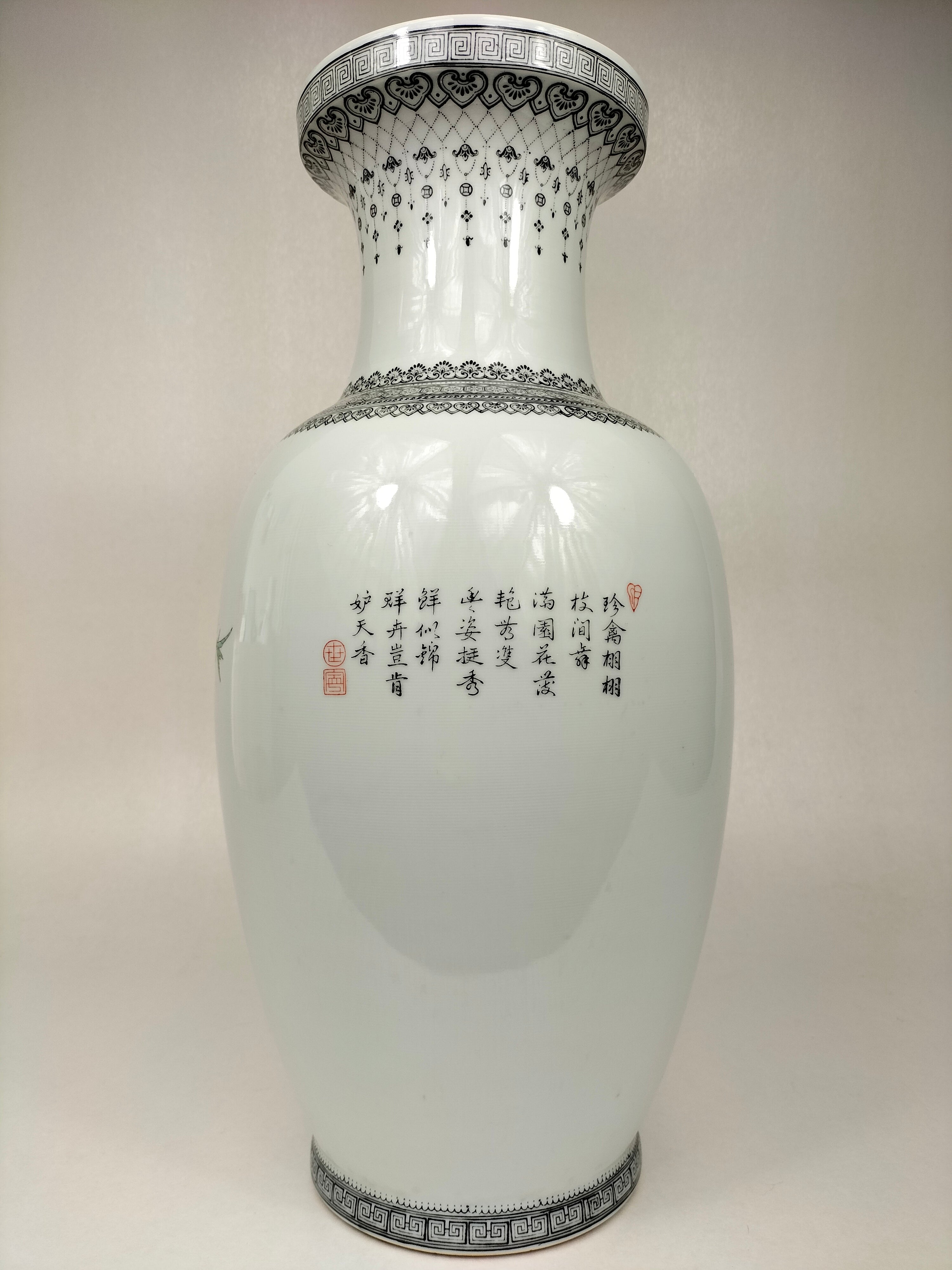 中国粉彩花鸟纹花瓶// 景德镇- 乾隆款- 20 世纪– Diddenantiques