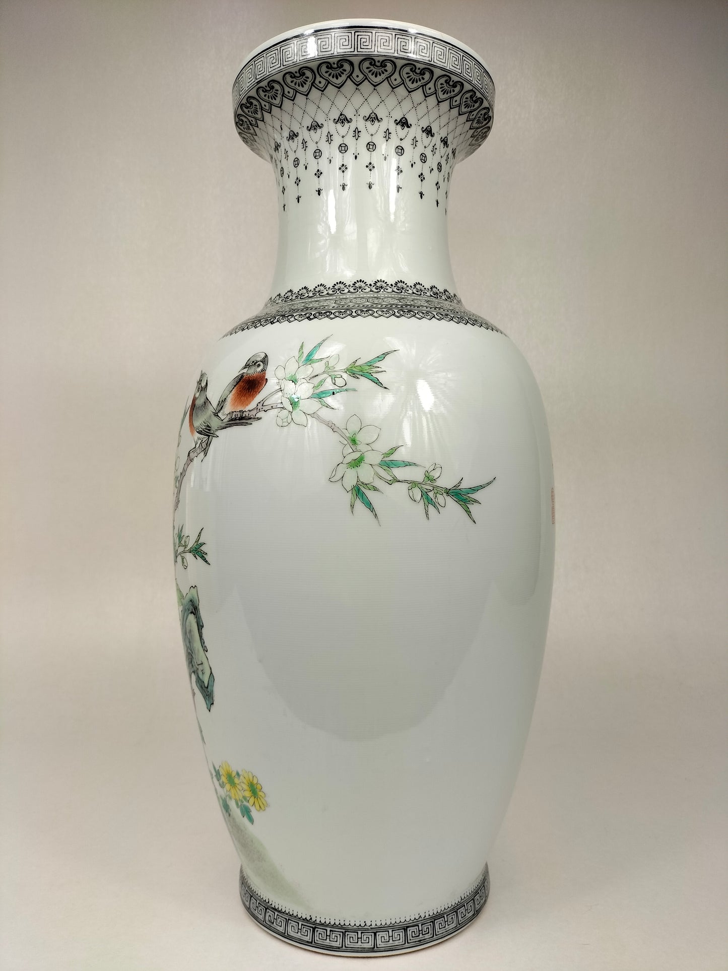 Vase chinois famille rose à décor d'oiseaux et de fleurs // Jingdezhen - Marque Qianlong - XXème siècle