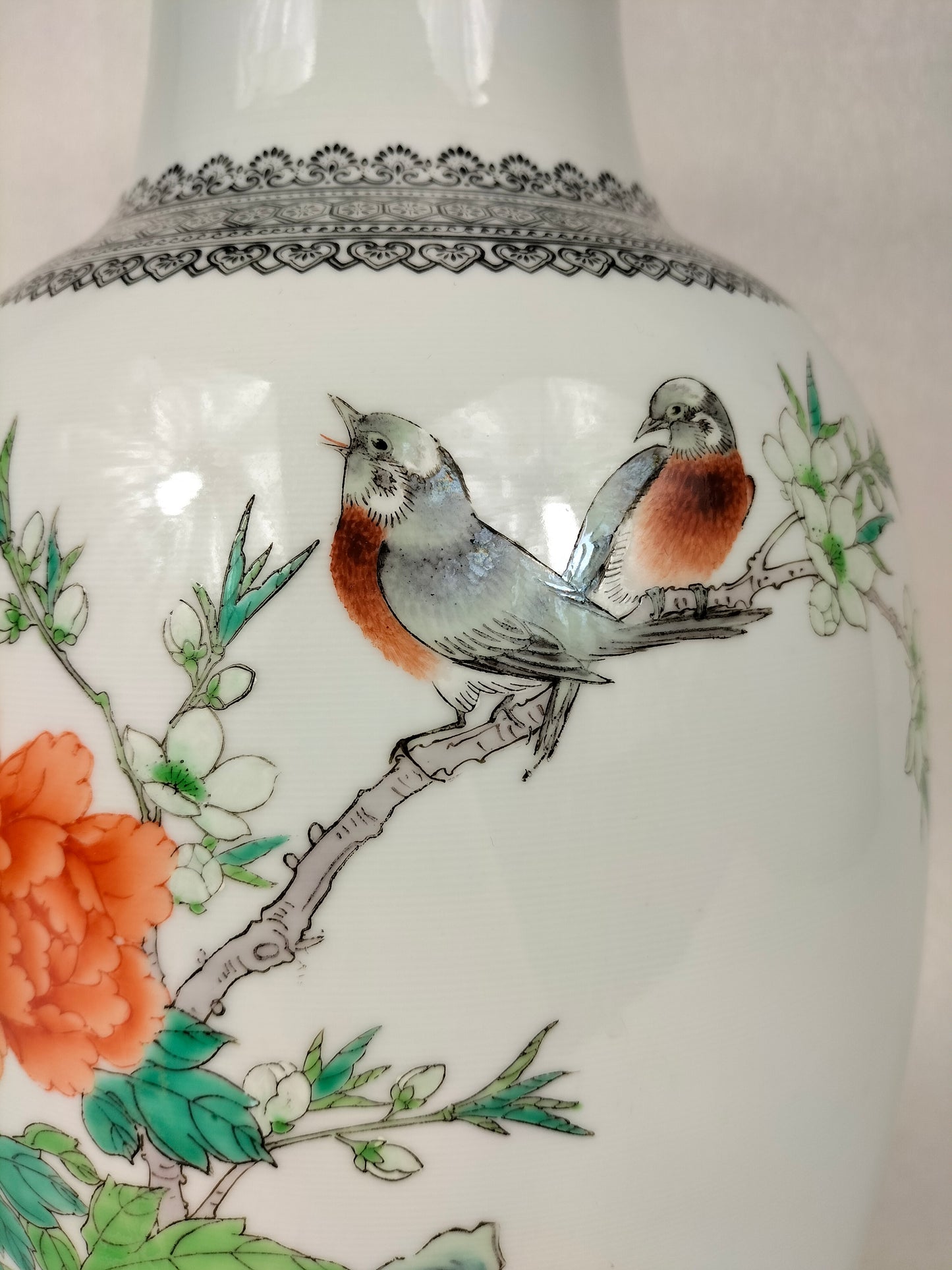 Chinese famille rose vase decorated with birds and flowers // Jingdezhen - Qianlong mark - 20th century