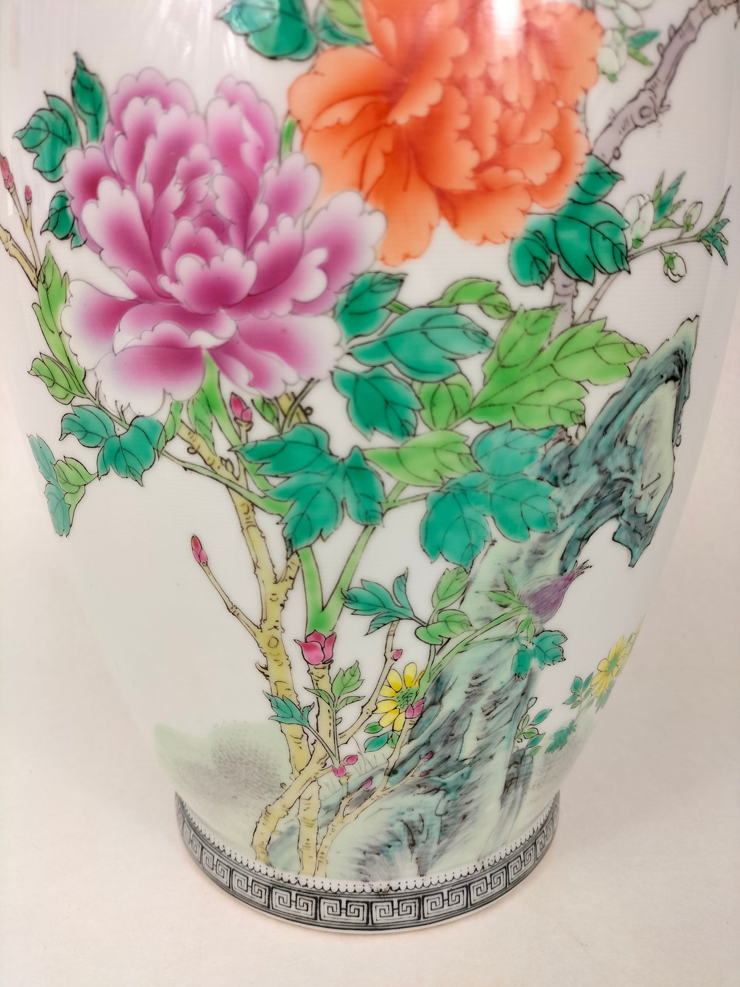 Bình hoa hồng gia đình Trung Quốc được trang trí bằng chim và hoa // Jingdezhen - Dấu ấn Càn Long - thế kỷ 20
