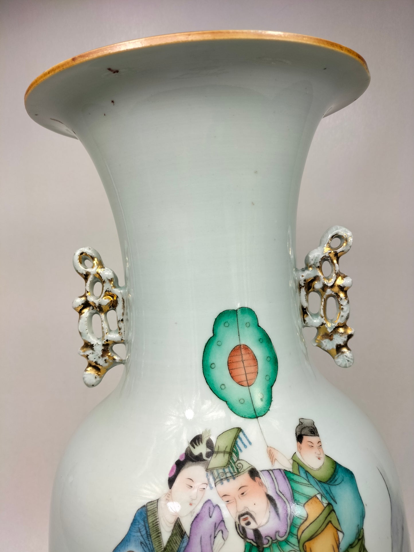 مزهرية صينية أثرية كبيرة مزينة بمنظر إمبراطوري // فترة الجمهورية (1912-1949)