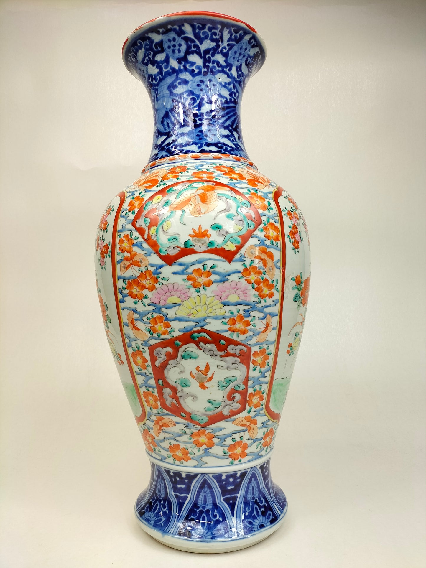 大型古董日本伊万里花瓶，饰有花朵 // 明治时期 - 19 世纪