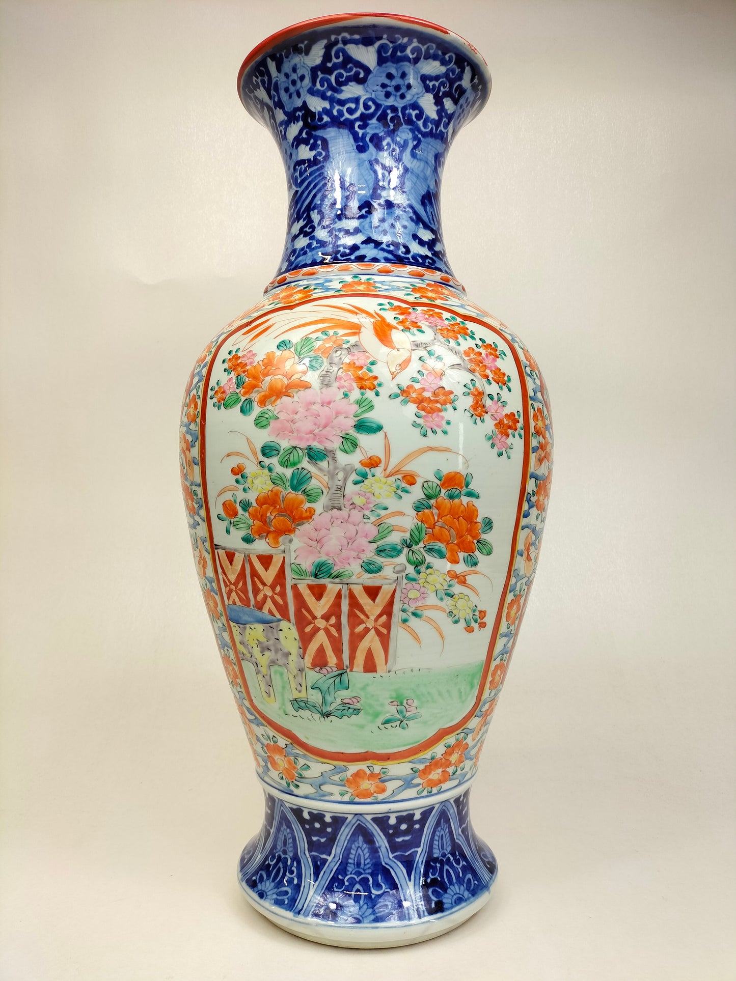 Large antique Japanese imari vase decorated with flowers // Meiji period - 19th century