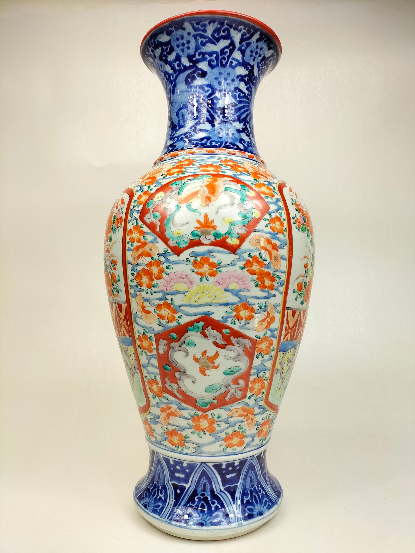大型古董日本伊万里花瓶，饰有花朵 // 明治时期 - 19 世纪