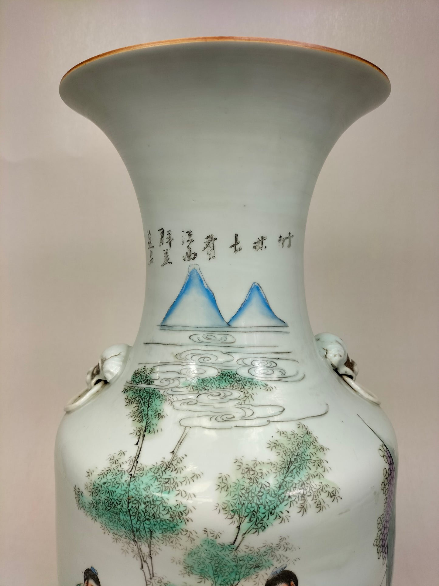 Grande vaso chinês antigo qianjiang decorado com sábios // Período da República (1912-1949)
