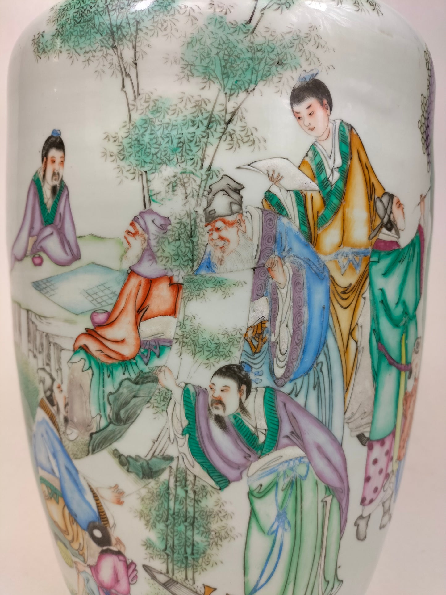 Grande vaso chinês antigo qianjiang decorado com sábios // Período da República (1912-1949)