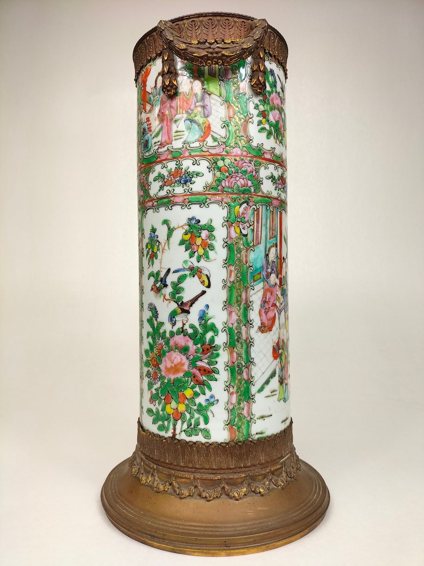 Vase médaillon chinois antique en rose de canton incrusté dans un cadre doré // Dynastie Qing - 19ème siècle
