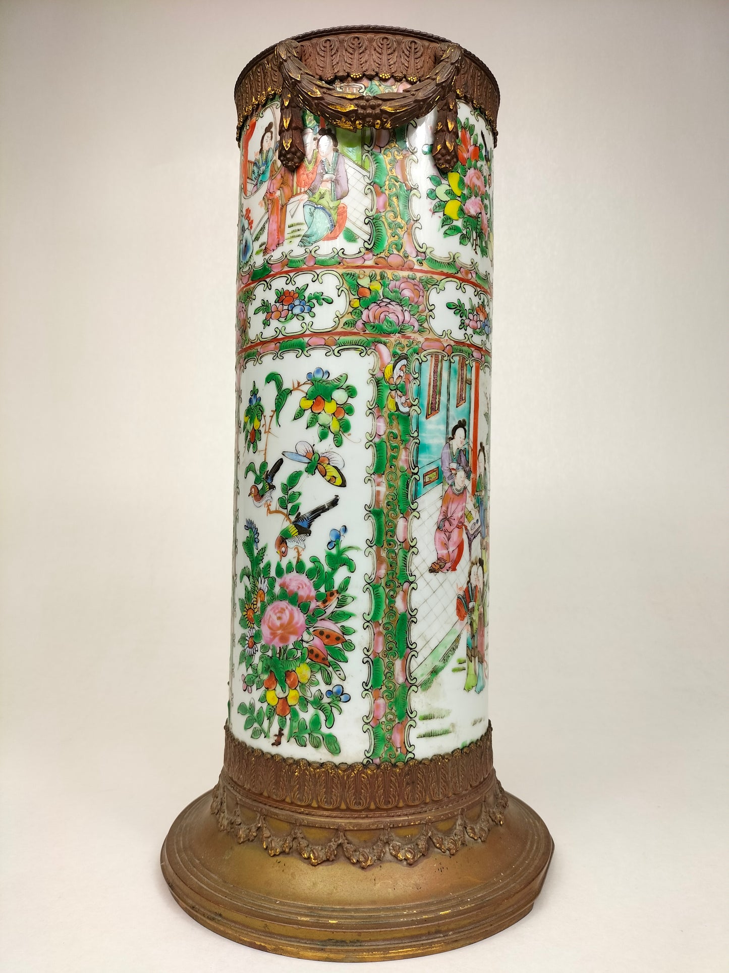 Antique Chinese canton rose medallion vase inlaid in a gilded frame // Qing Dynasty - 19th century