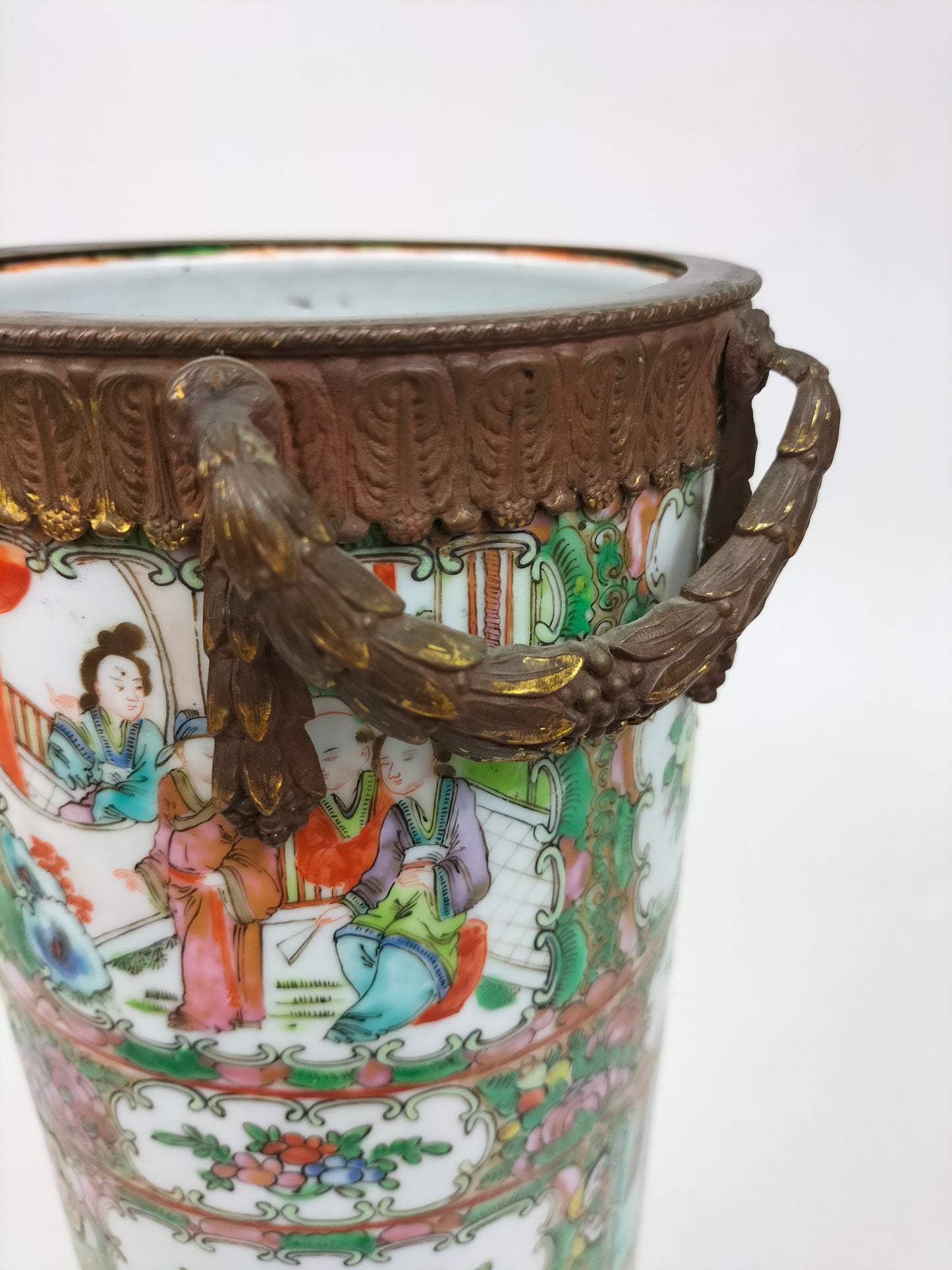 古董中国广州玫瑰花章花瓶，镶嵌在镀金框架中//清朝 - 19 世纪