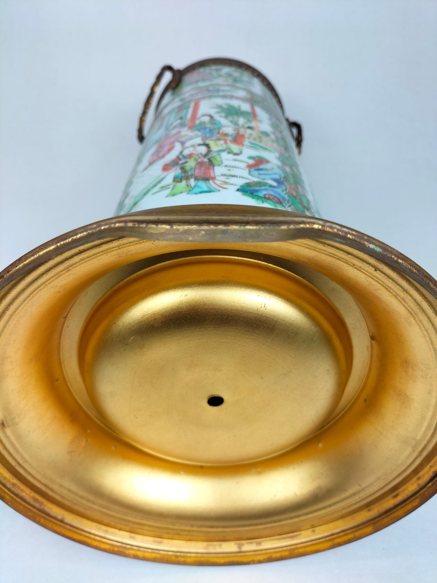 古董中国广州玫瑰花章花瓶，镶嵌在镀金框架中//清朝 - 19 世纪