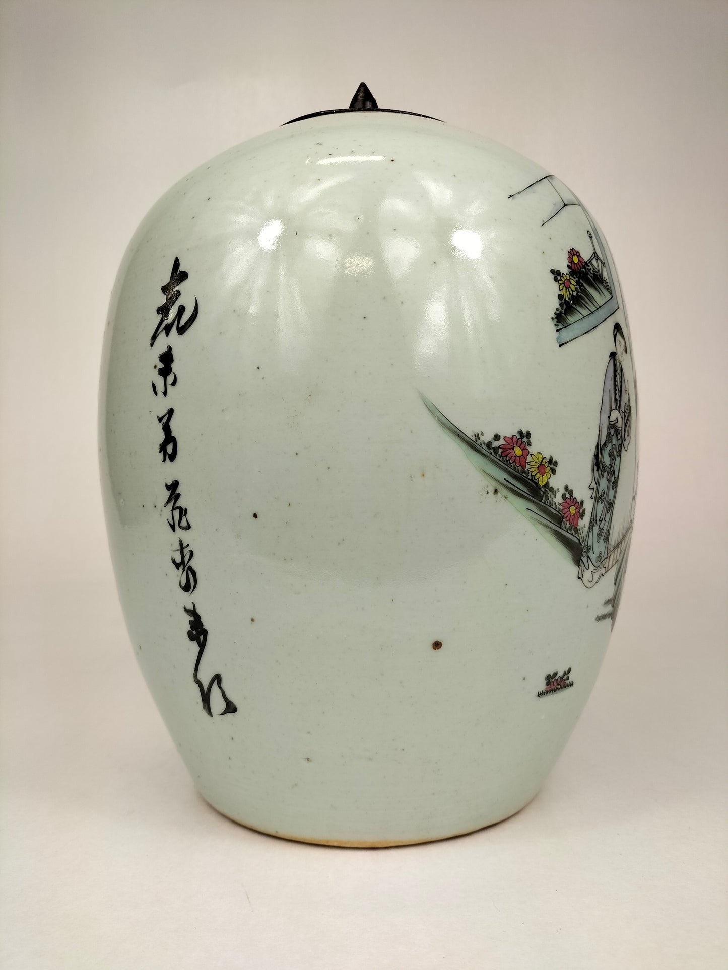 Antigo pote de gengibre chinês decorado com cena de jardim // Período da República (1912-1949)