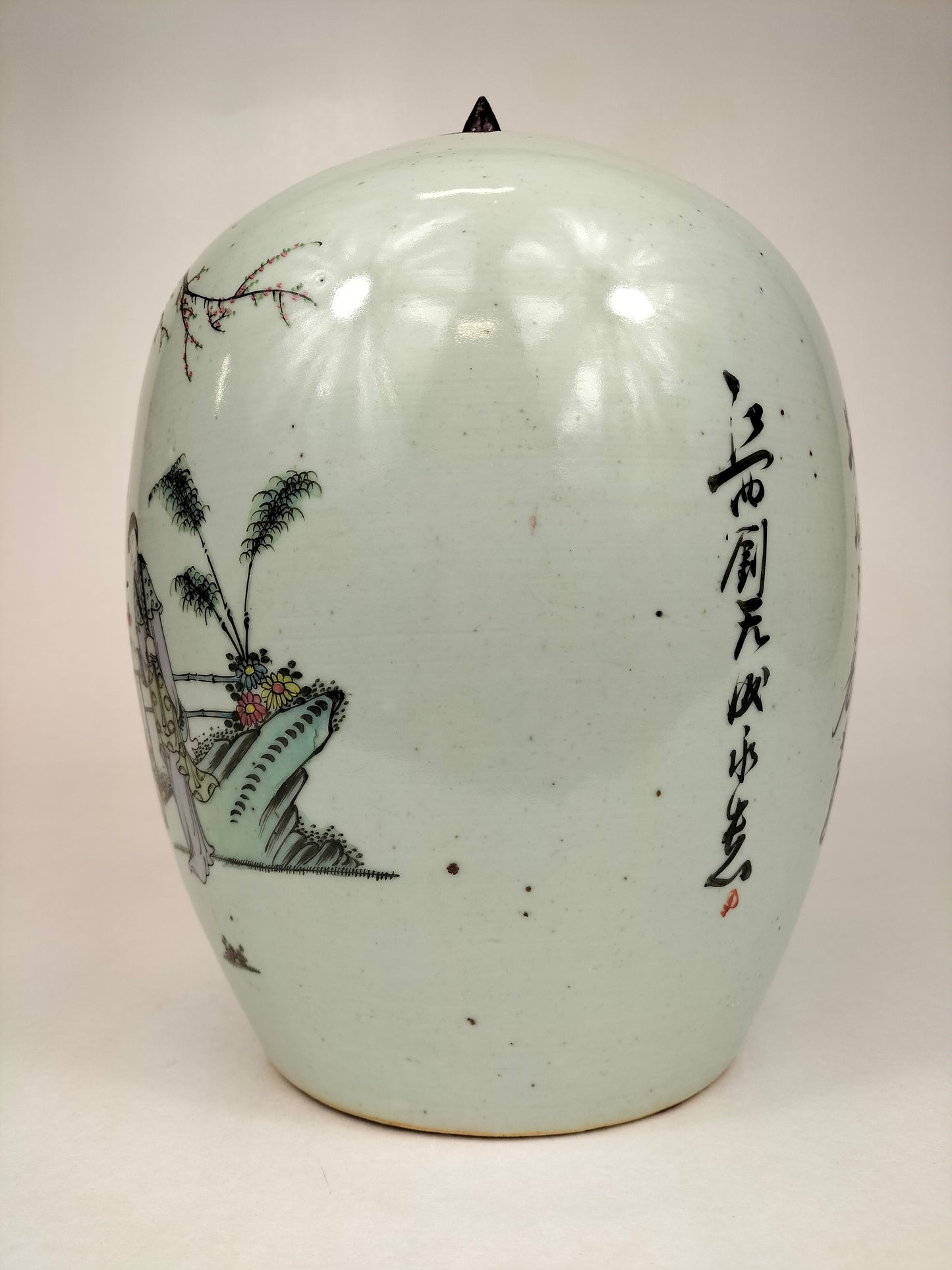 Ancien pot à gingembre chinois décoré d'une scène de jardin // Période République (1912-1949)