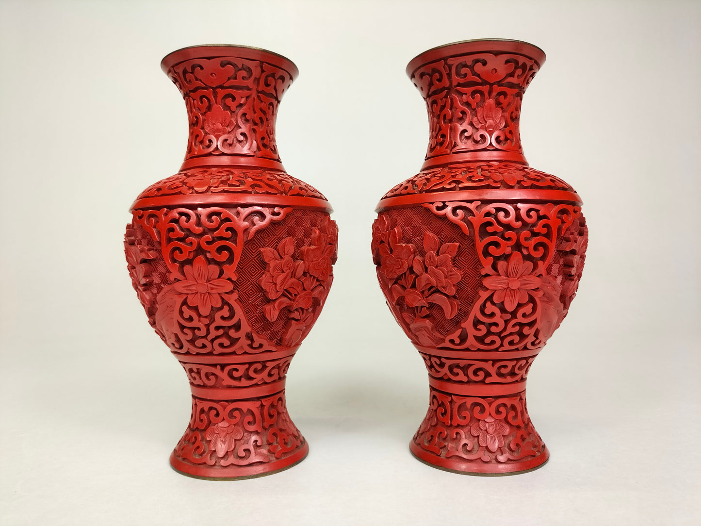 Pair of Chinese cinnabar vases decorated with flowers // 20th century