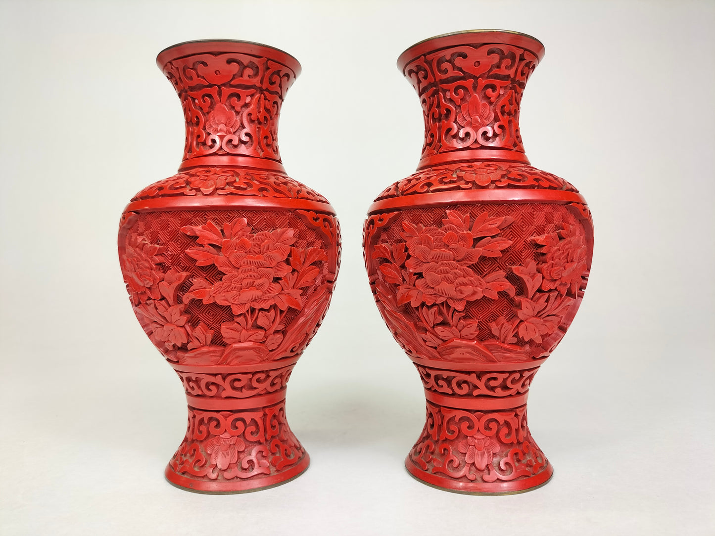 Par de vasos de cinábrio chinês decorados com flores // século XX