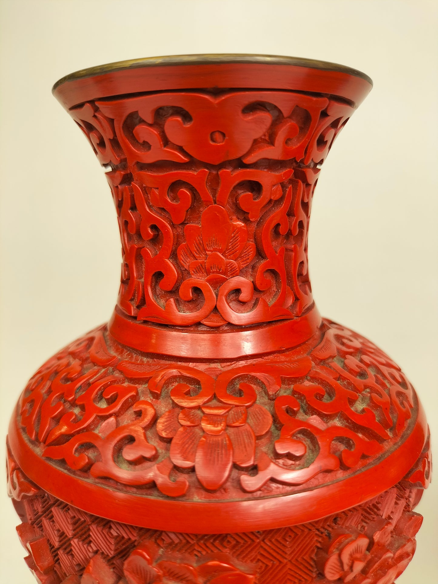 Pair of Chinese cinnabar vases decorated with flowers // 20th century