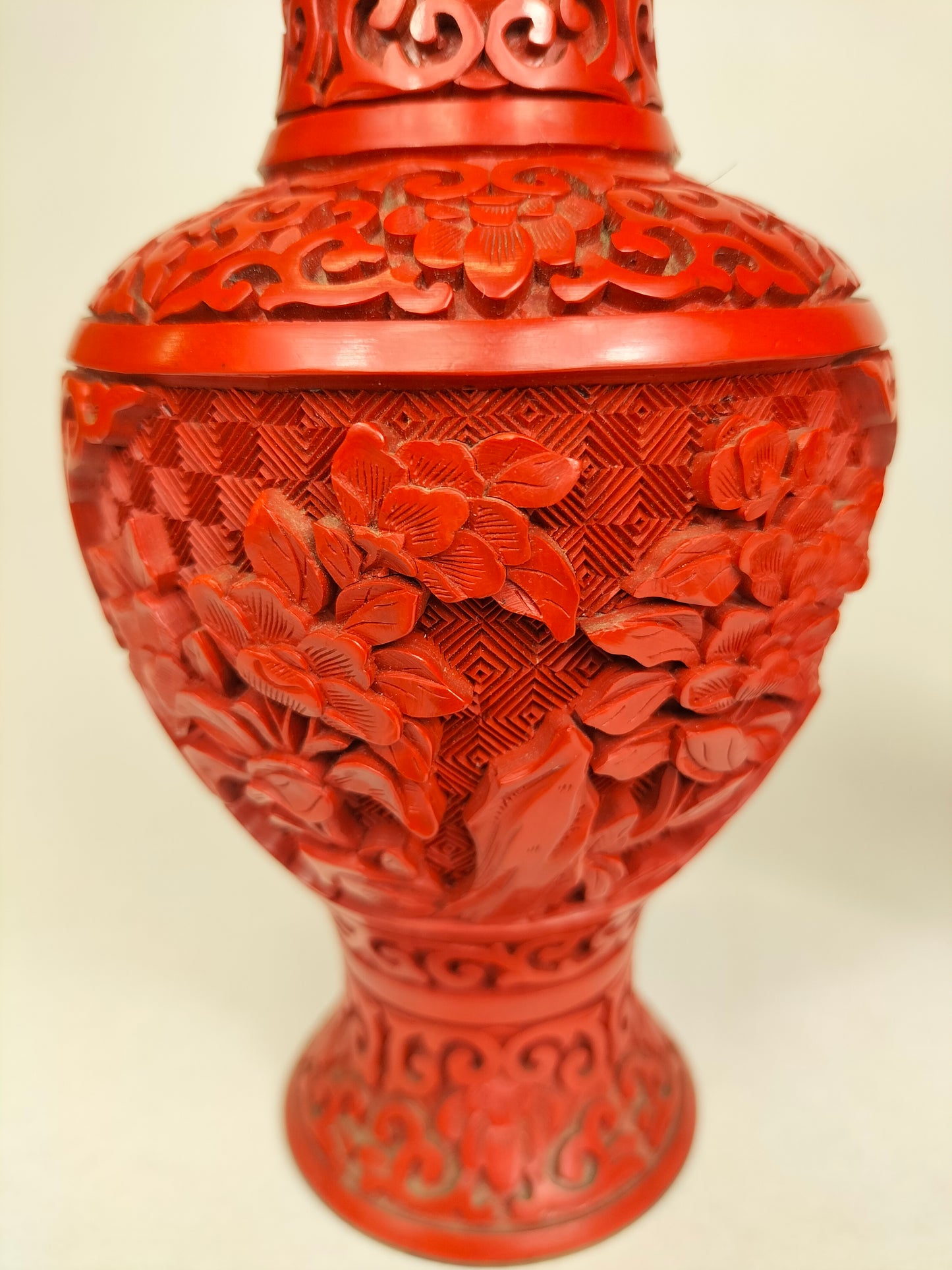 Paire de vases chinois en cinabre à décor de fleurs // XXème siècle