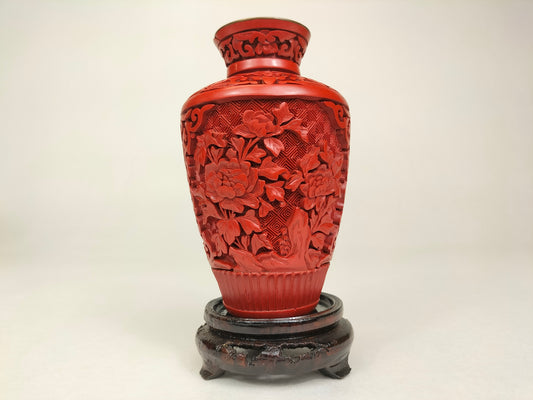 Vase meiping chinois fait main en cinabre décoré de fleurs // 20ème siècle