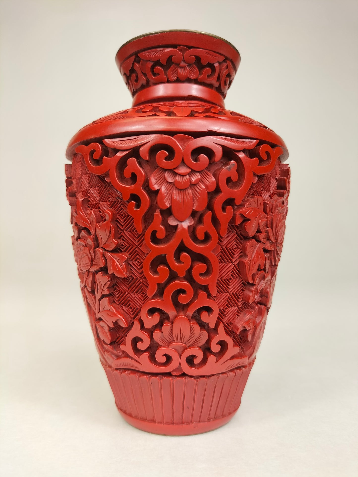 Vaso chinês artesanal de cinábrio meiping decorado com flores // século XX