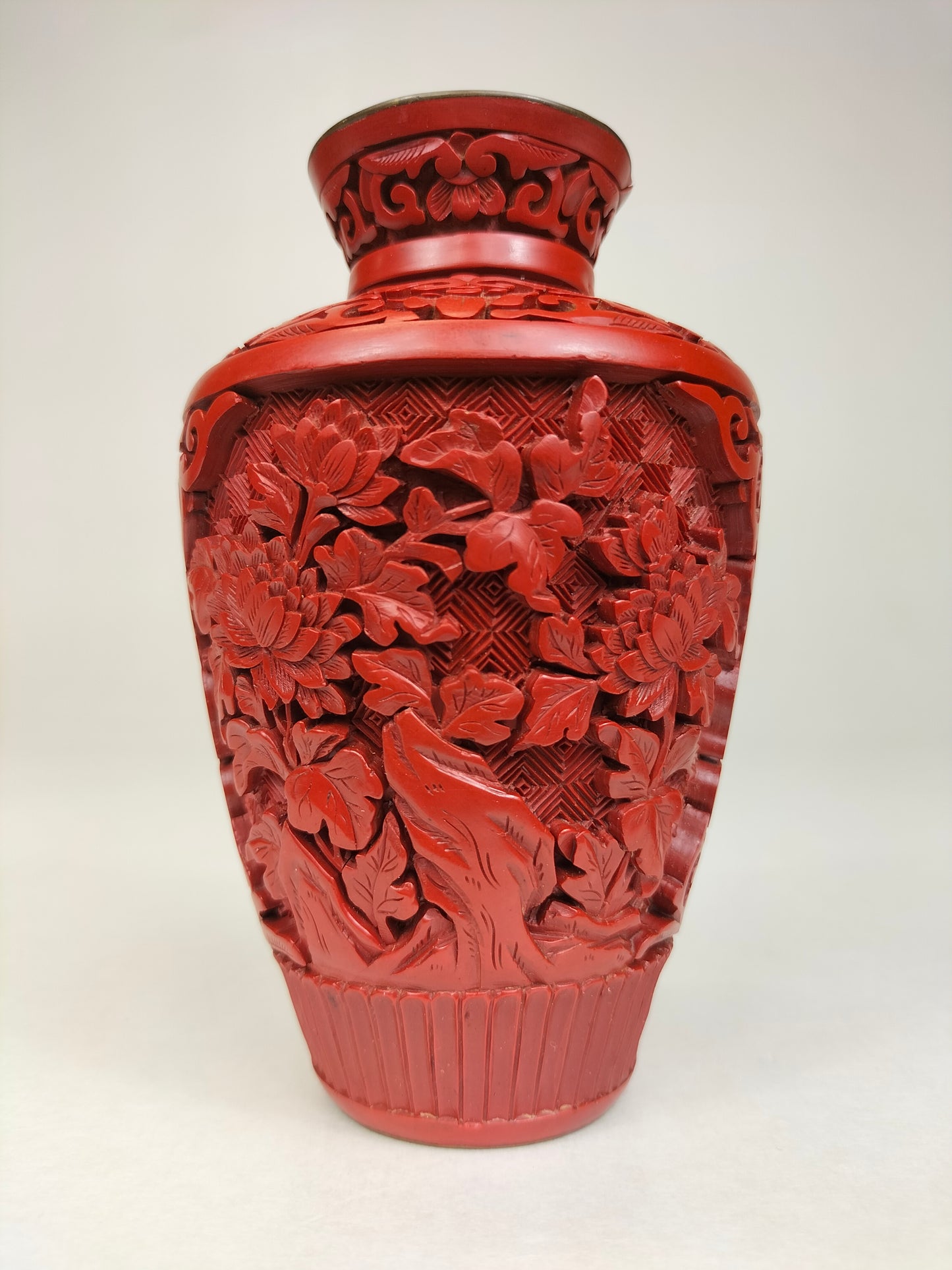 Pasu meiping cinnabar buatan tangan Cina dihiasi dengan bunga // abad ke-20