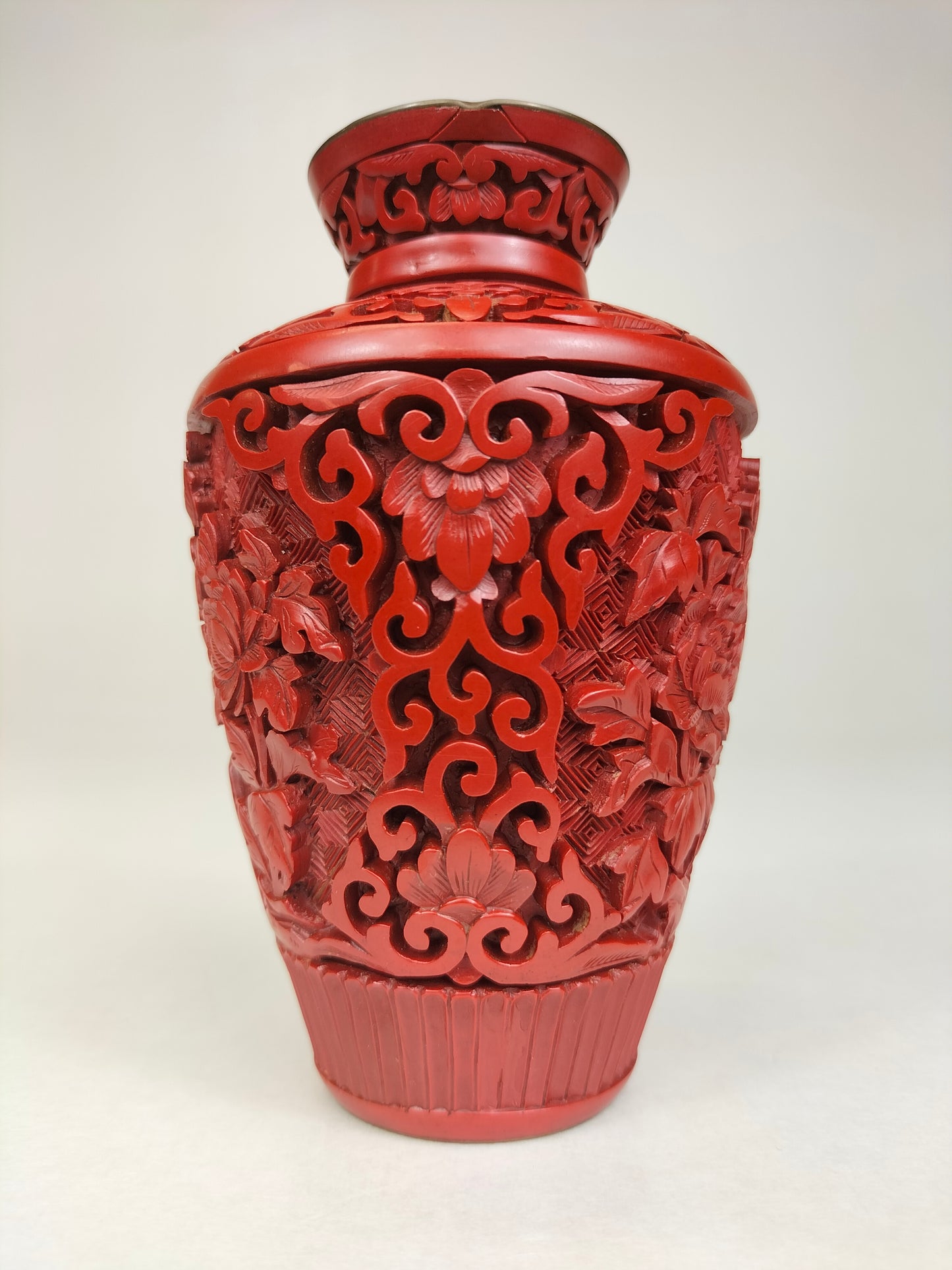 中国手工制作的朱砂梅瓶，饰有花朵//20世纪