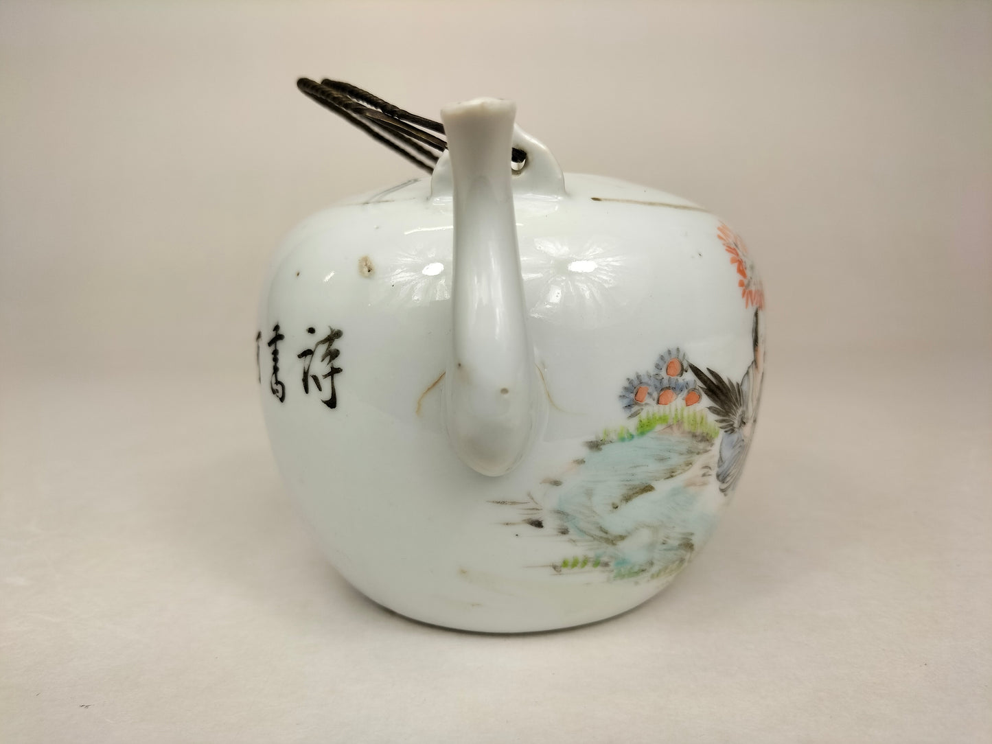 古董中国钱江彩茶壶，饰有圣人和儿童图案//民国时期（1912-1949 年）