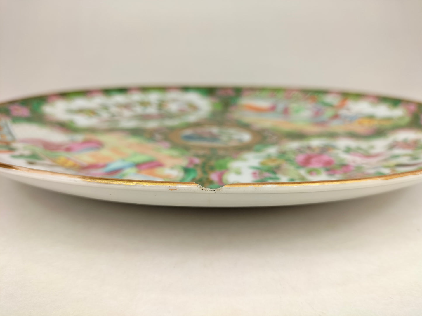 Antique Chinese canton rose medallion plate // Qing Dynasty - 19th century