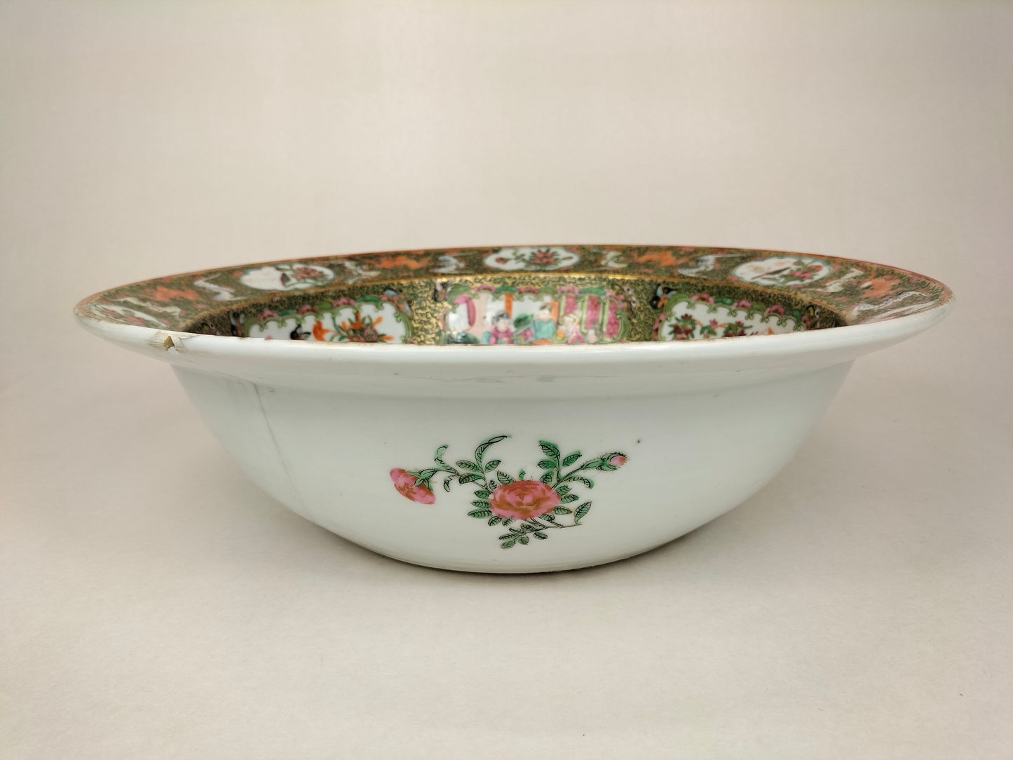 Large XL antique Chinese canton rose medallion bowl // Qing Dynasty - 19th century