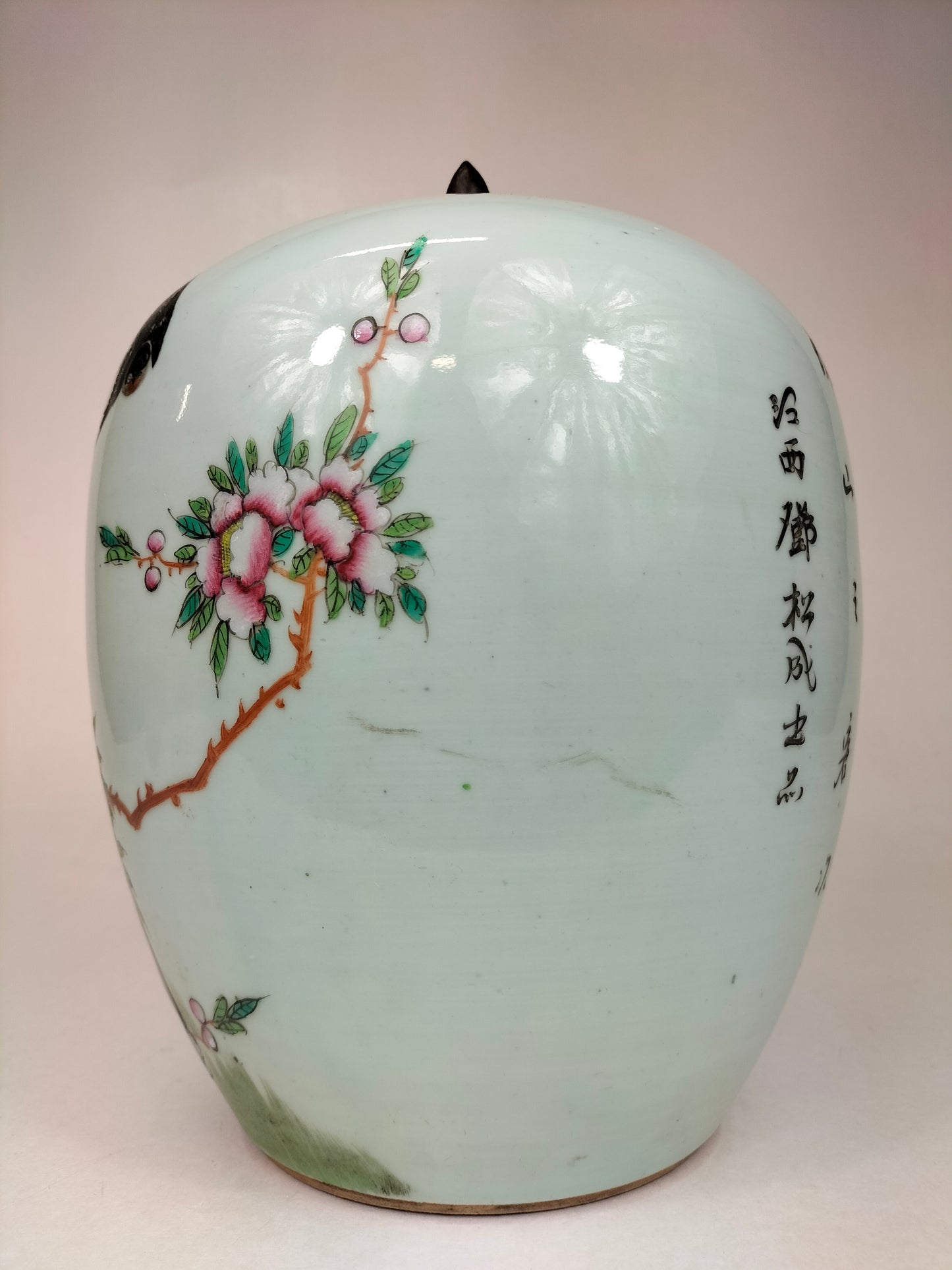 Antigo pote de gengibre chinês decorado com pássaros e flores // Período da República (1912-1949)