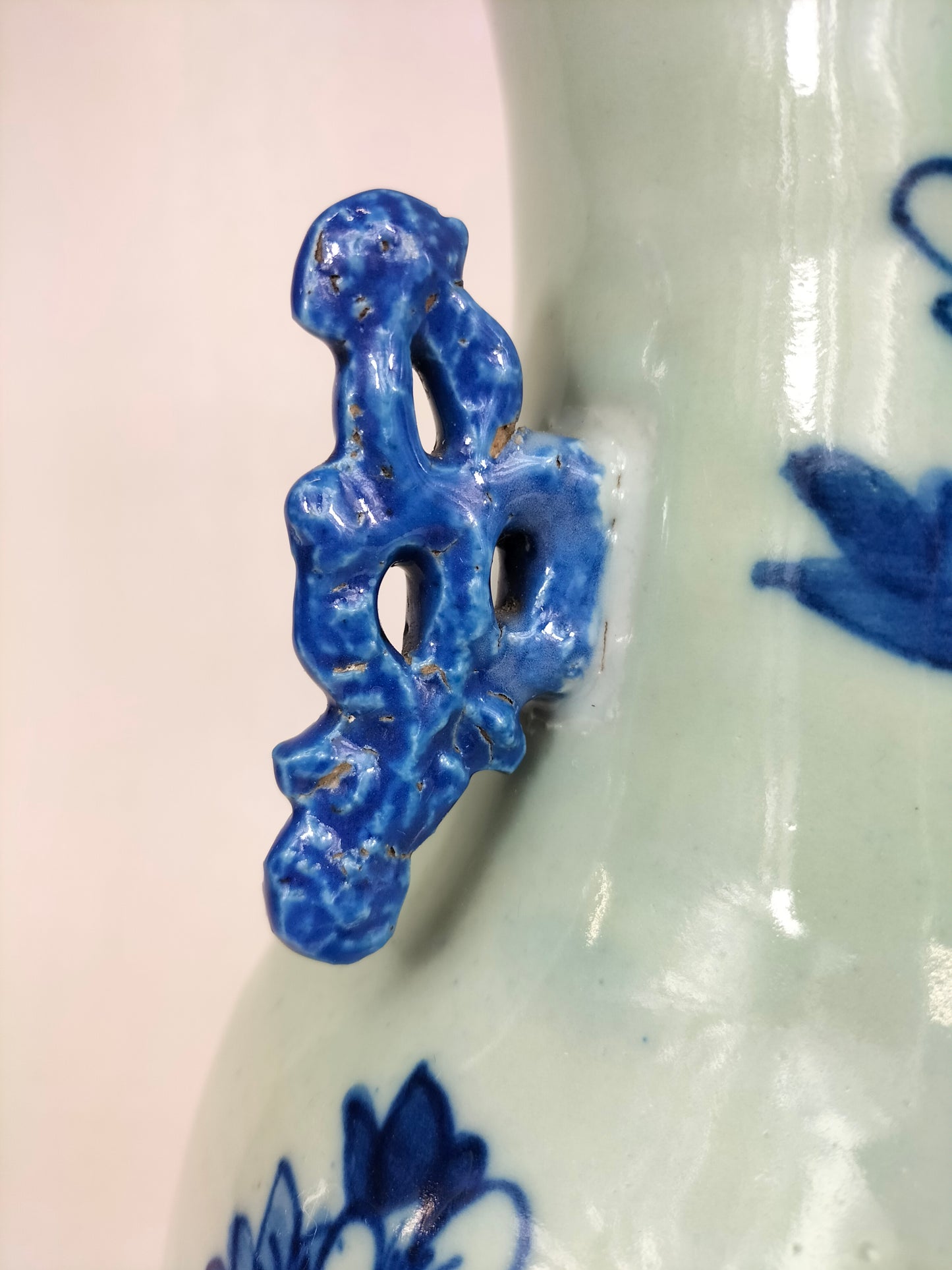 古董中国花瓶，饰有鸟和花//清朝 - 19 世纪