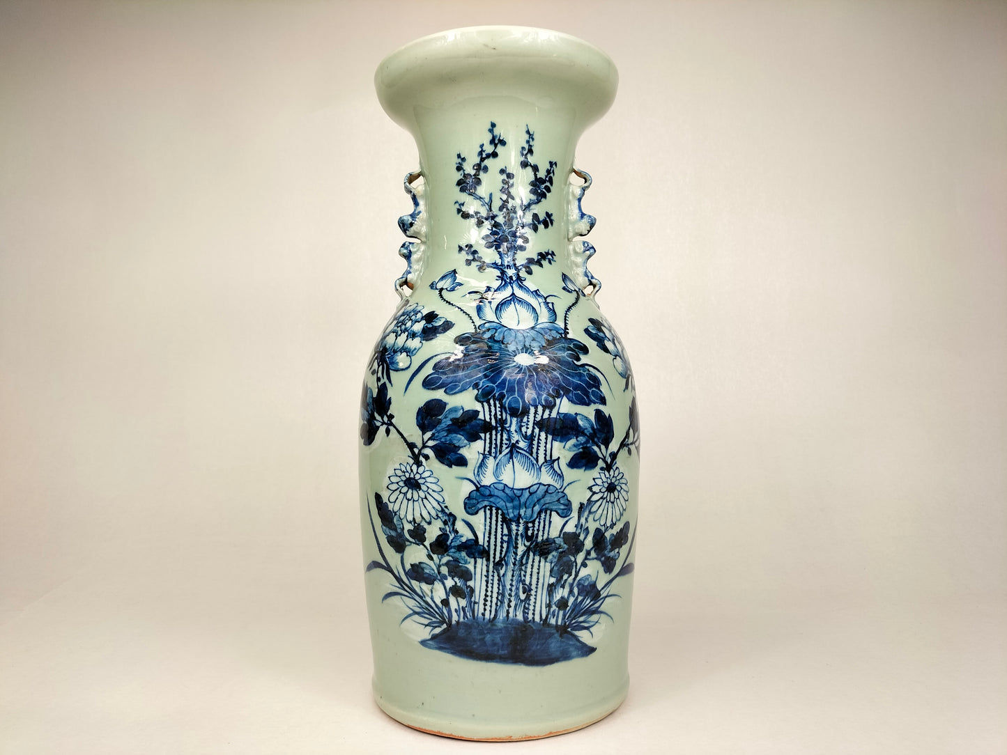 Antigo vaso chinês celadon decorado com lótus // Dinastia Qing - século XIX
