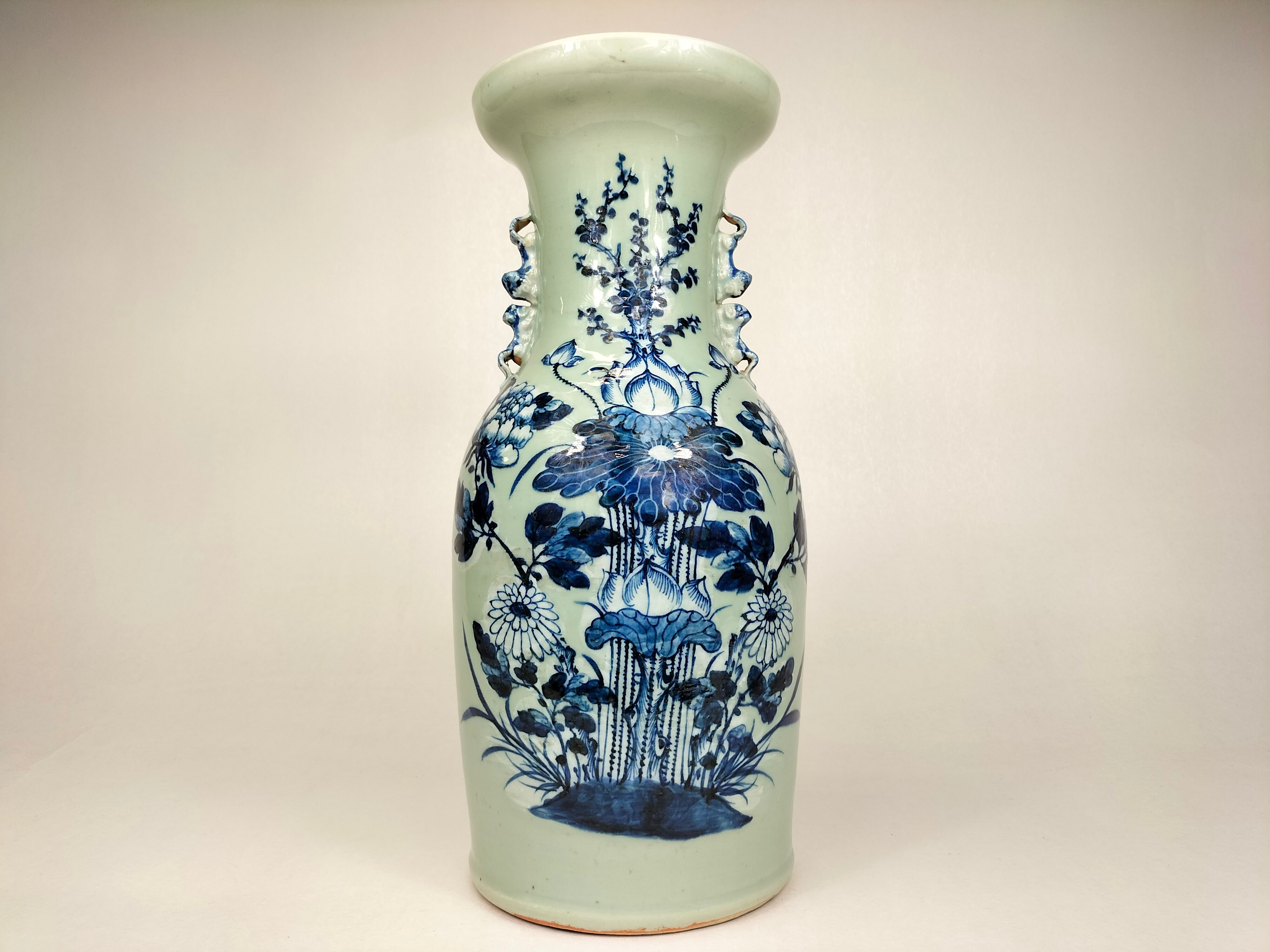 古董中国青瓷花瓶，饰有莲花图案//清朝- 19 世纪– Diddenantiques