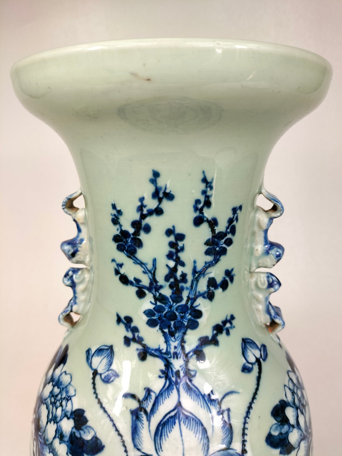 Antigo vaso chinês celadon decorado com lótus // Dinastia Qing - século XIX