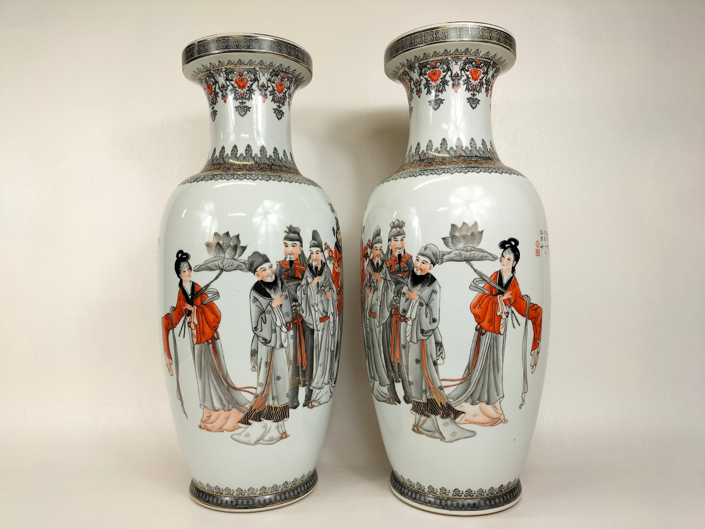 Par de grandes vasos chineses decorados com figuras // Jingdezhen - marca Qianlong - século XX