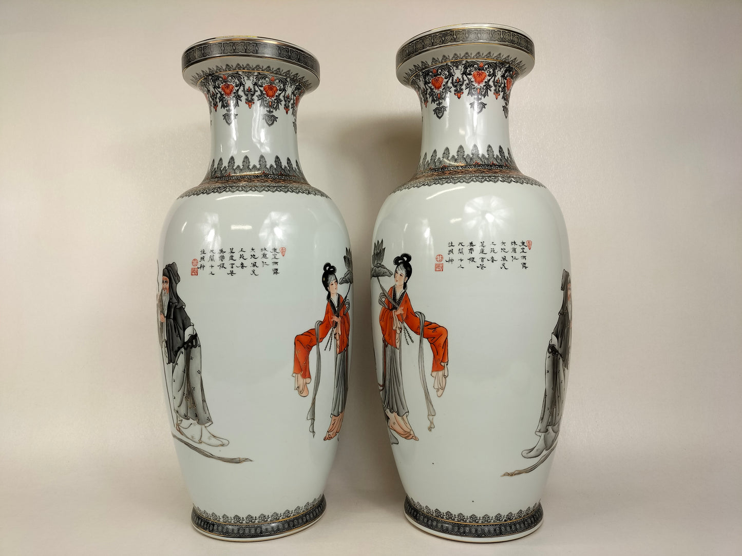 Paire de grands vases chinois à décor de personnages // Jingdezhen - Marque Qianlong - XXème siècle