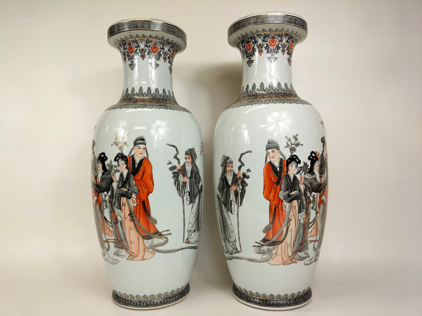 Pair of large Chinese vases decorated with figures // Jingdezhen - Qianlong mark - 20th century