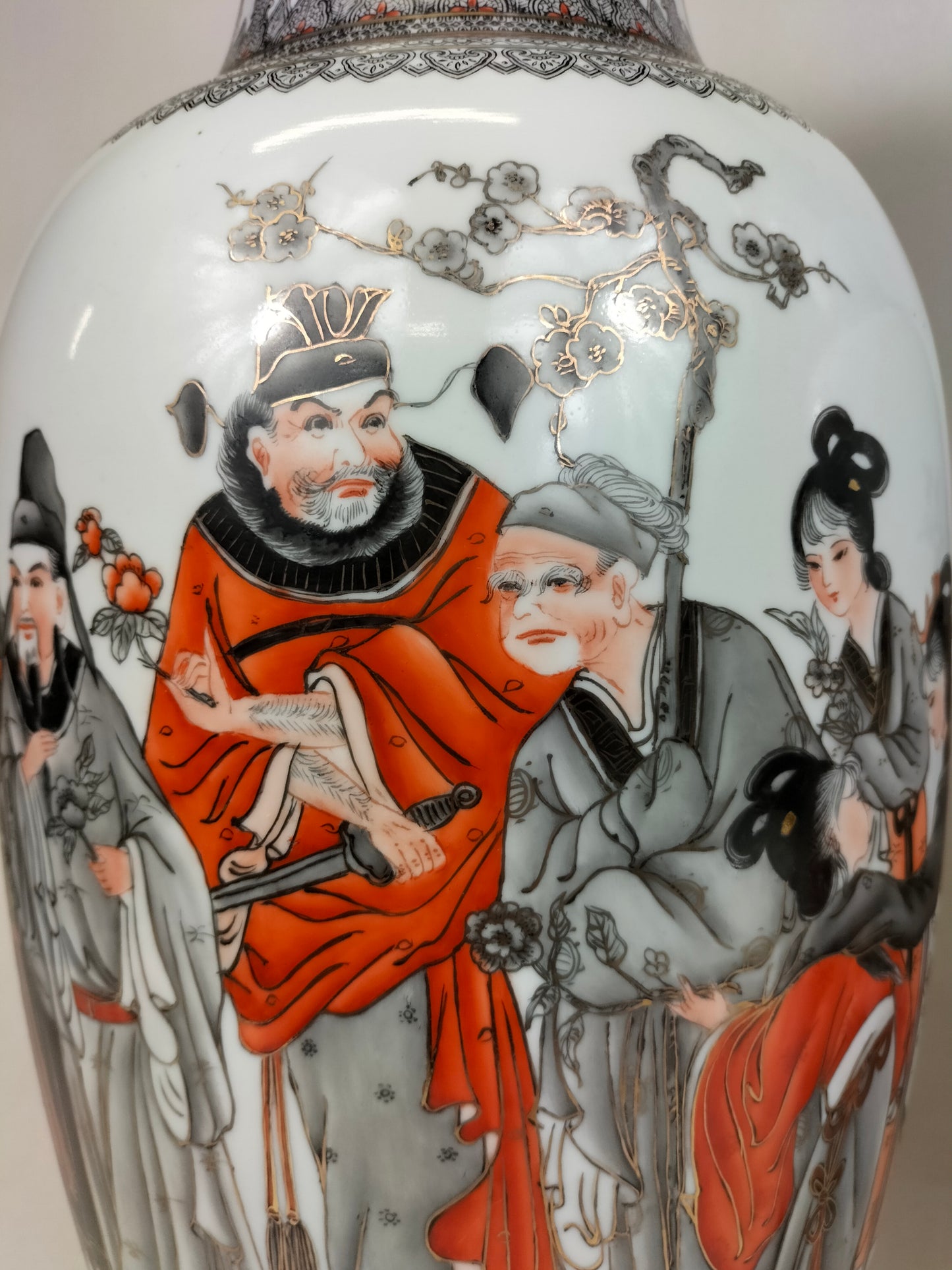 一对大型中国花瓶，饰有人物图案 // 景德镇 - 乾隆款 - 20 世纪