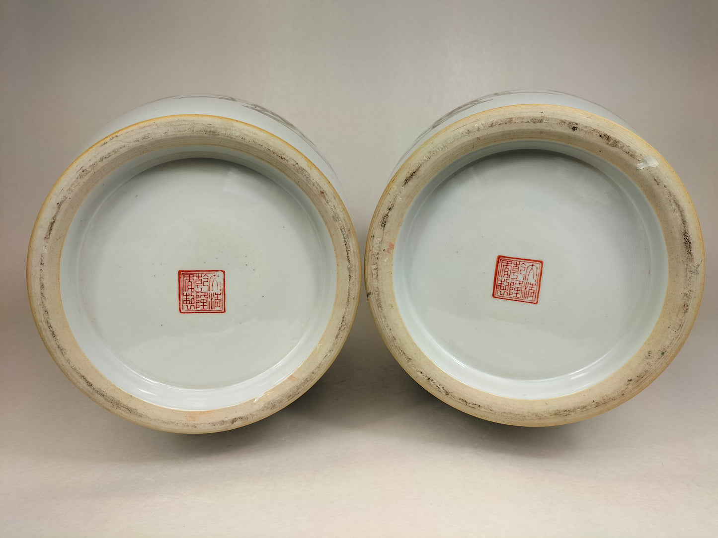 Par de grandes vasos chineses decorados com figuras // Jingdezhen - marca Qianlong - século XX