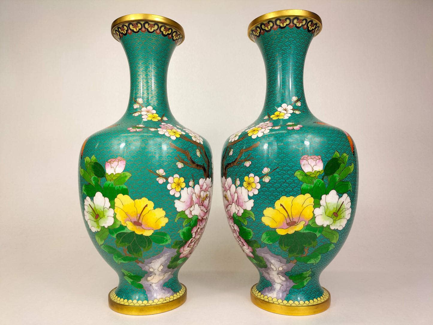 Cặp bình cloisonne lớn của Trung Quốc được trang trí bằng hoa // thế kỷ 20