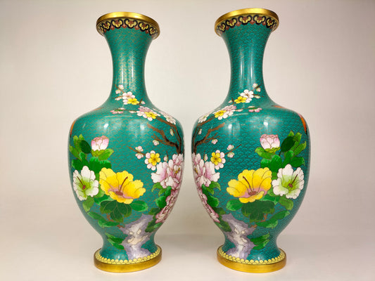 Cặp bình cloisonne lớn của Trung Quốc được trang trí bằng hoa // thế kỷ 20