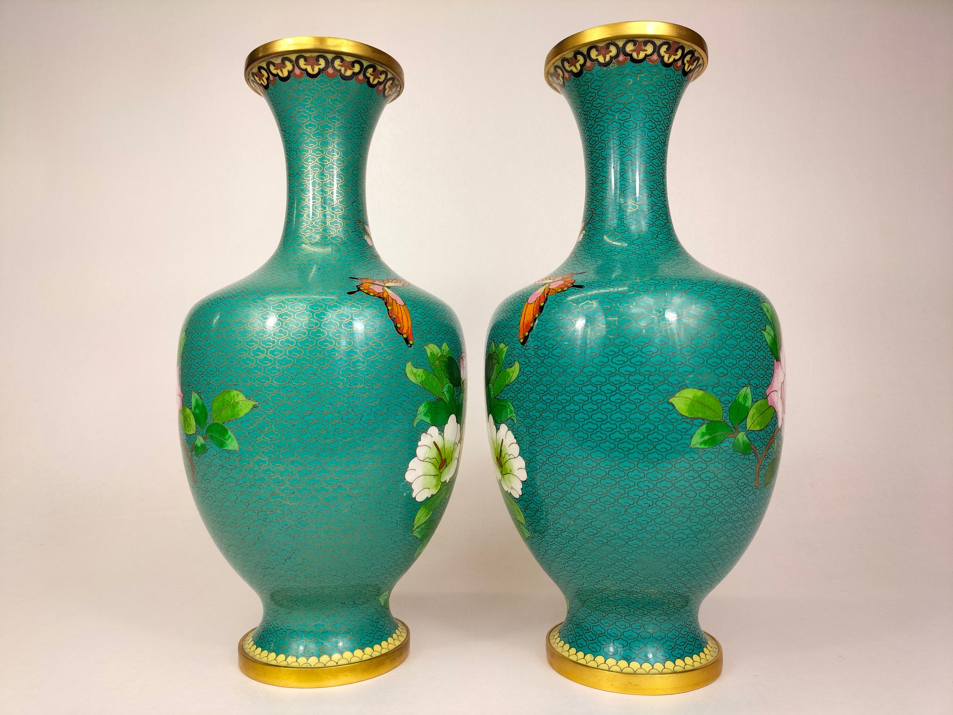Paire De Vases En émail Bleu Et Cloisonné De Style Chinoiserie Victorien Fran%c3%a7ais Paire De Vases En émail Bleu Et Cloisonné De Style Chinoiserie Victorien Fran%c3%a7ais