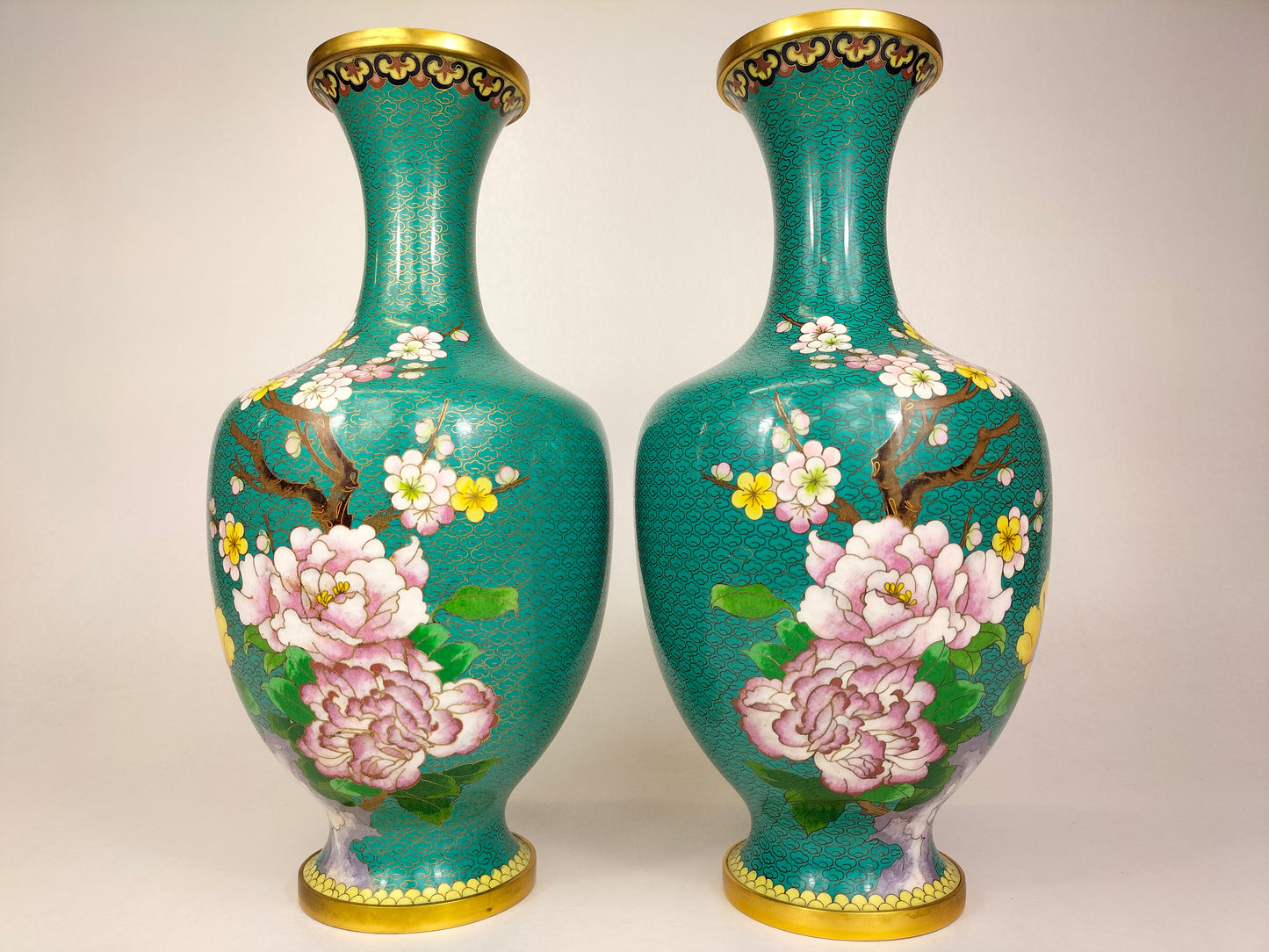 Par de grandes vasos cloisonne chineses decorados com flores // século XX