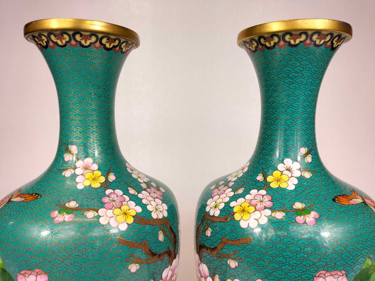 一对大型中国景泰蓝花卉花瓶// 20 世纪