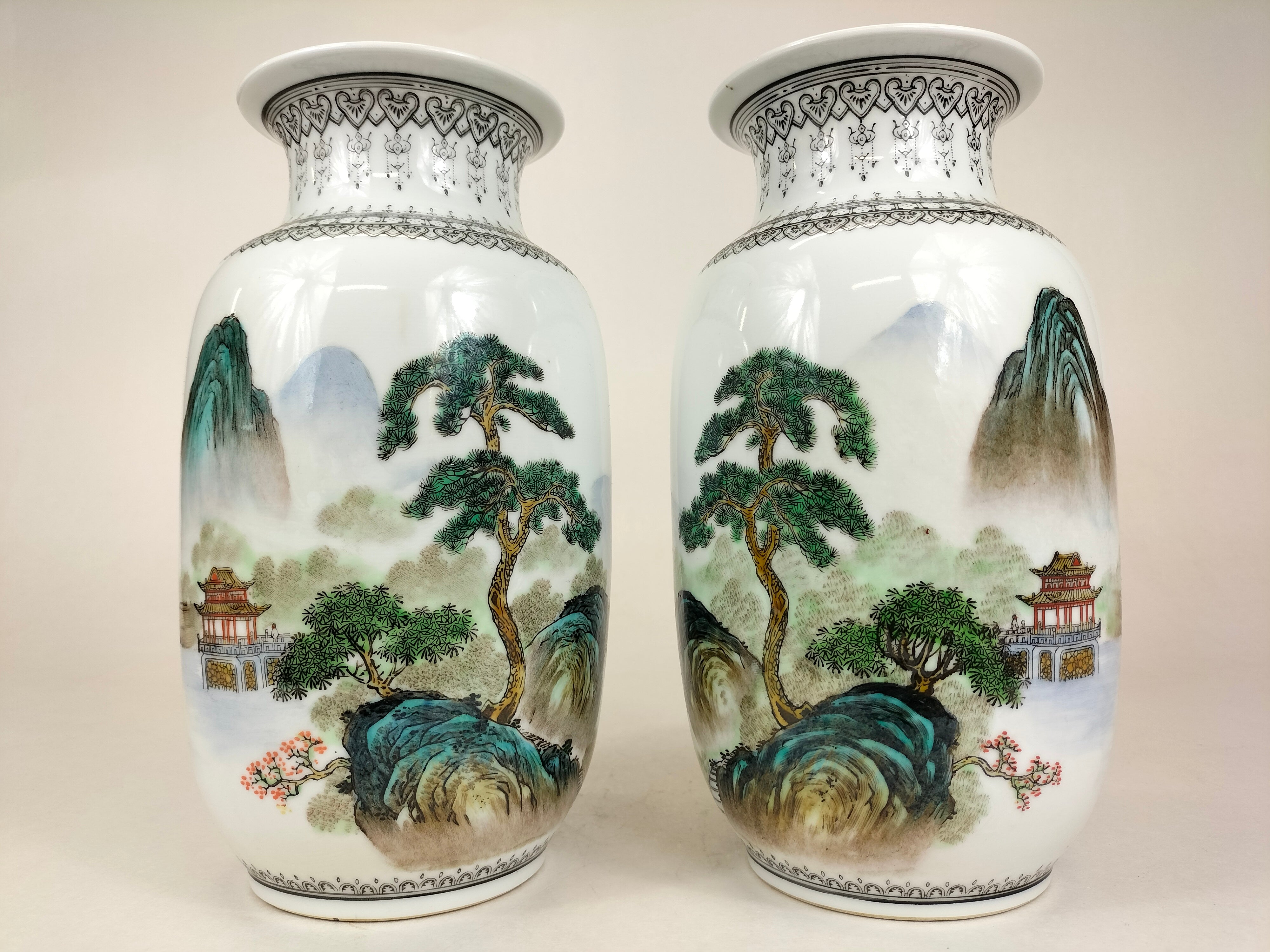 一对中国山水花瓶// 景德镇- 20 世纪– Diddenantiques