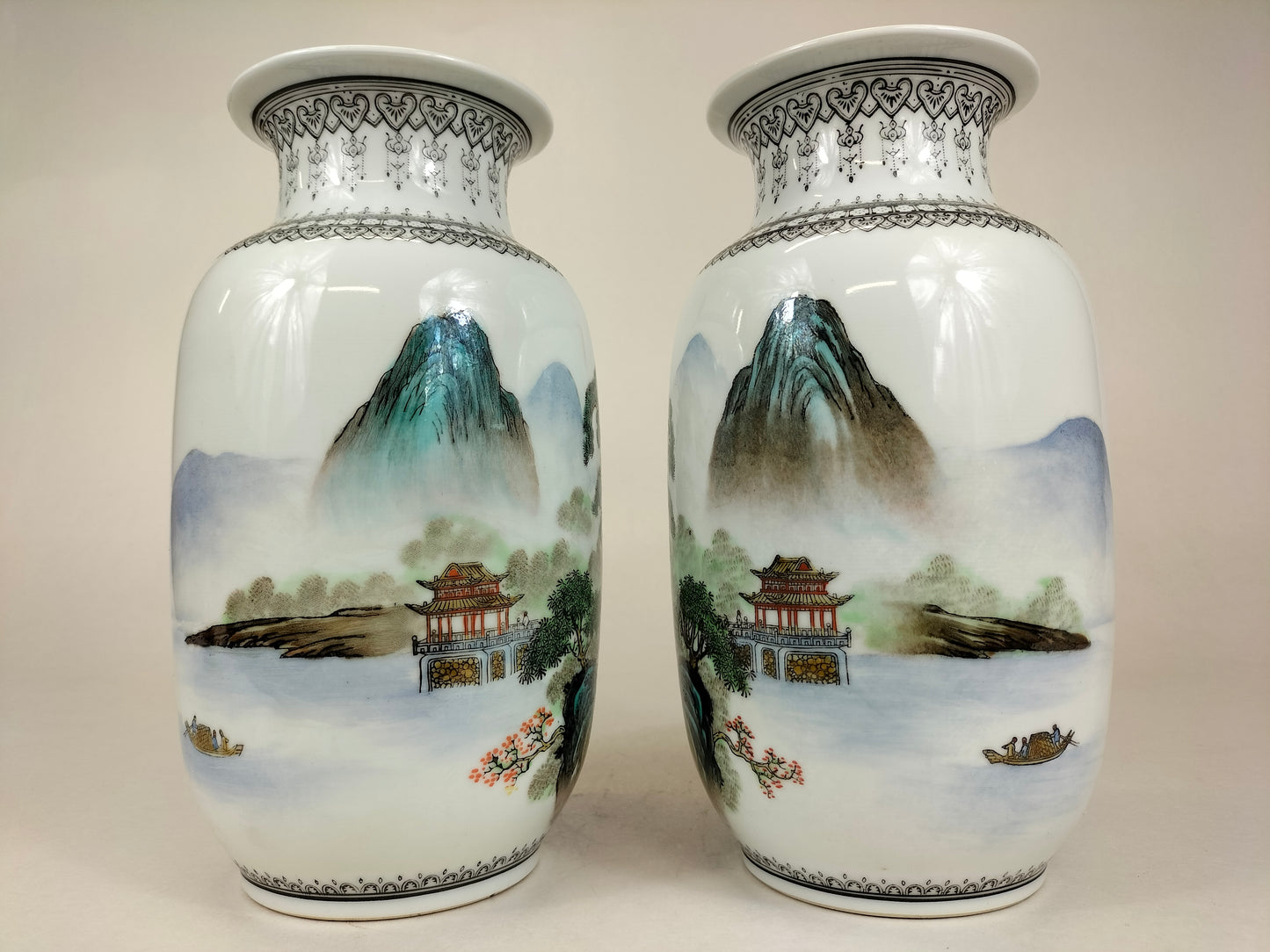 Cặp bình hoa Trung Quốc được trang trí theo phong cảnh // Cảnh Đức Trấn - thế kỷ 20