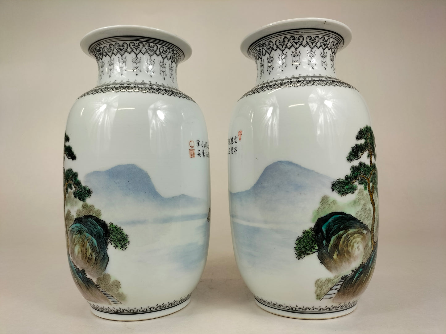 Par de vasos chineses decorados com paisagem // Jingdezhen - século XX