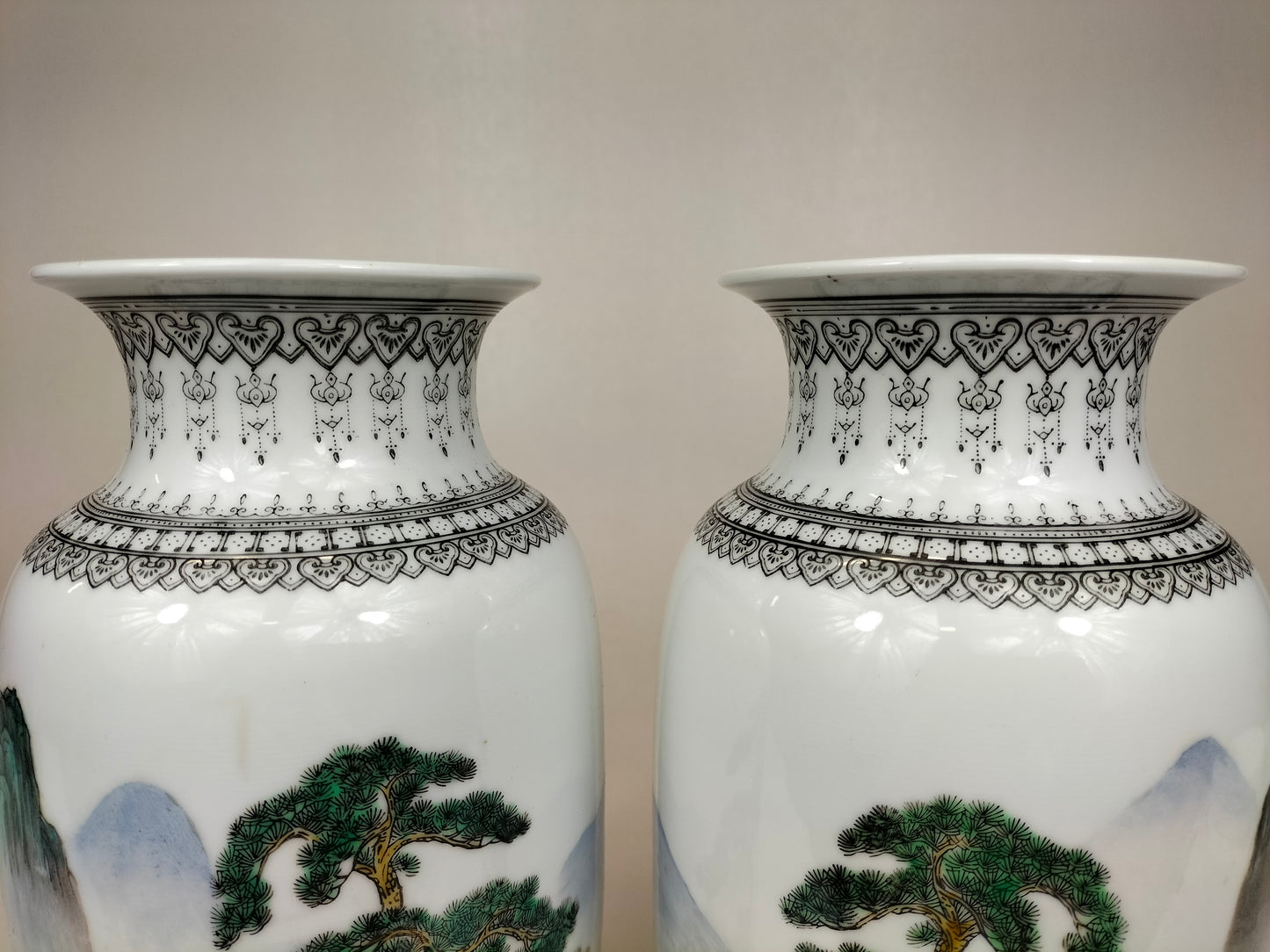 Paire de vases chinois à décor d'un paysage // Jingdezhen - XXème siècle