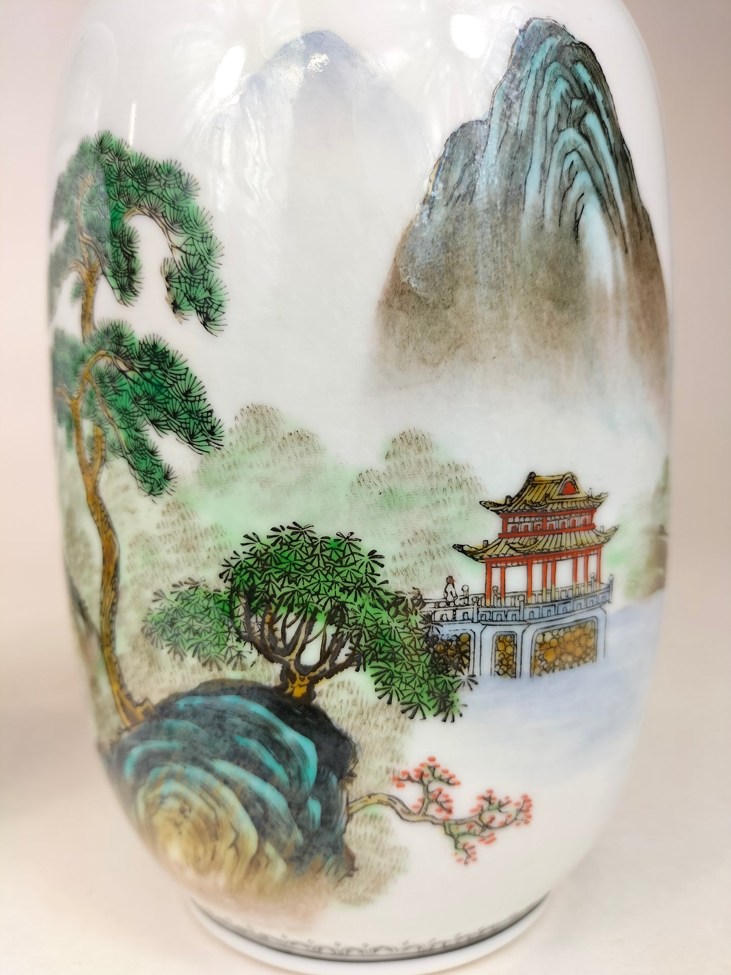 Pasangkan pasu Cina yang dihiasi dengan landskap // Jingdezhen - abad ke-20