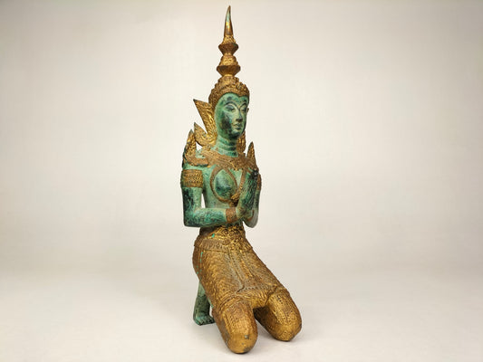 Người canh gác chùa mạ vàng đồng trong tư thế cầu nguyện // Thái Lan - thế kỷ 20
